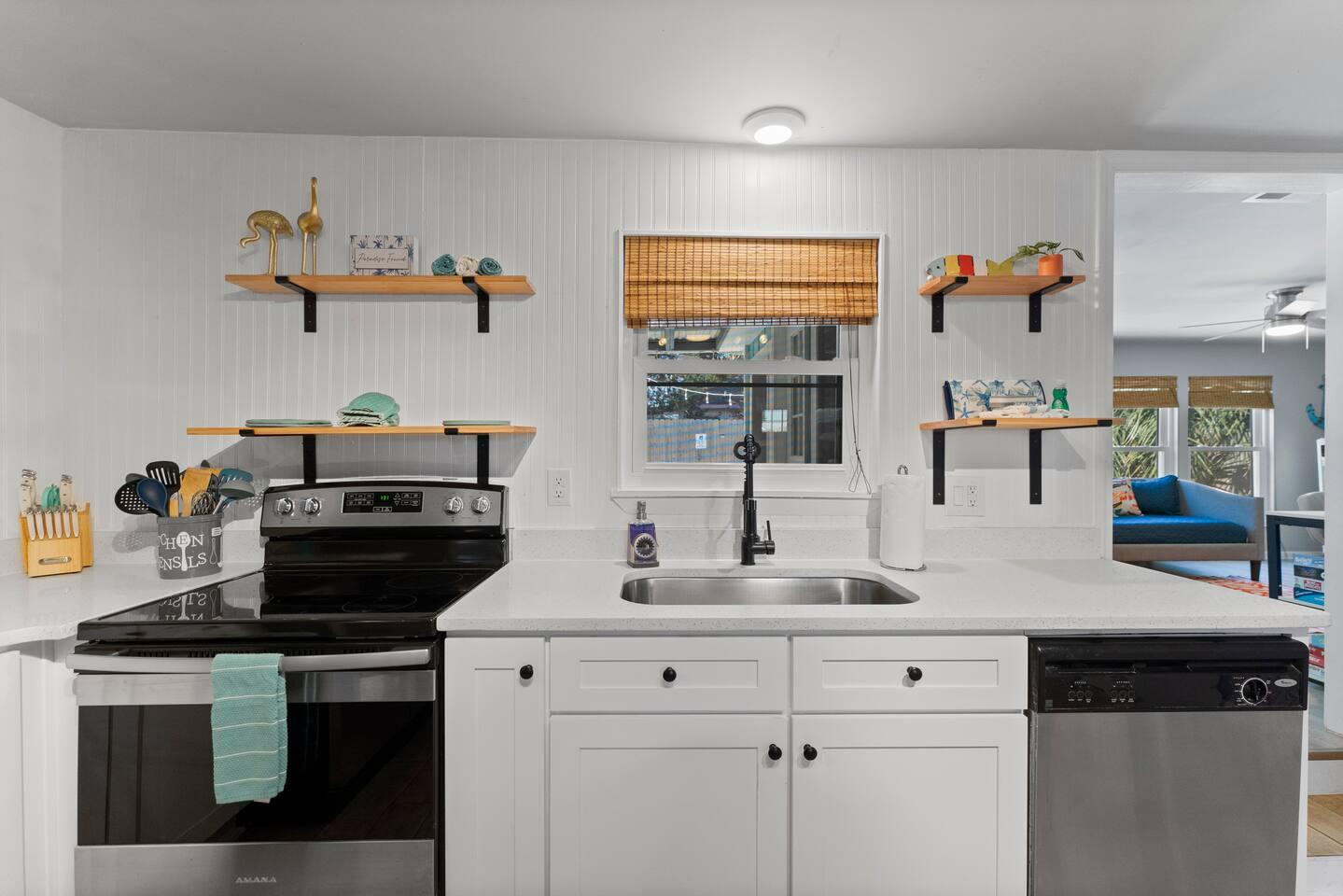 Fully stocked kitchen with quartz counters